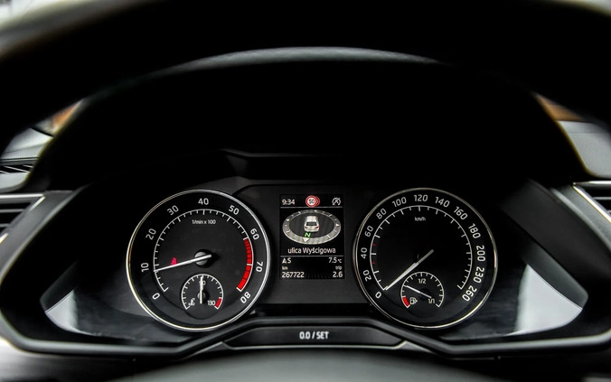 Skoda Superb cena 56800 przebieg: 265000, rok produkcji 2016 z Radom małe 781